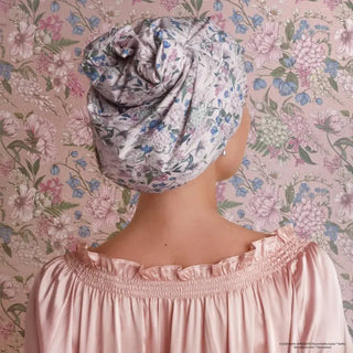 Kitsch Bridgerton X Satin-Lined Flexi Shower Cap in Wisteria